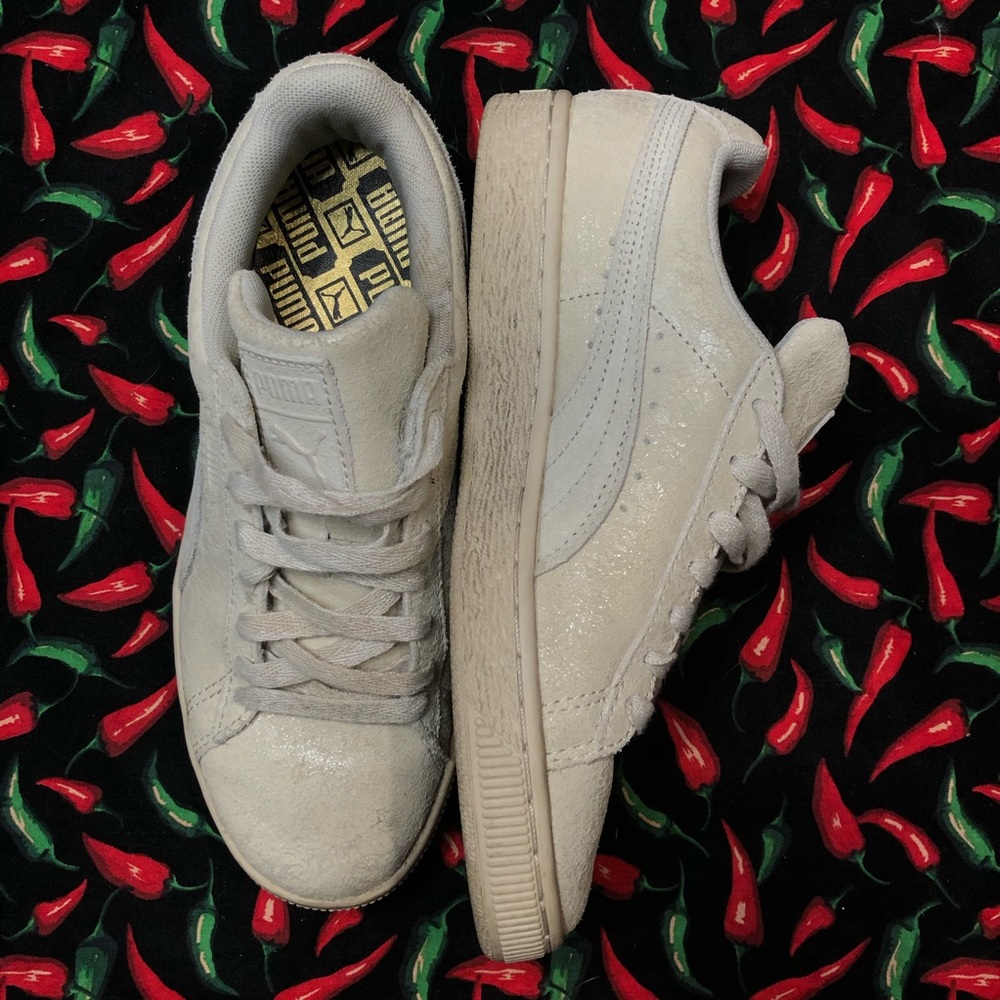 Cream colored women’s puma classic XXI
